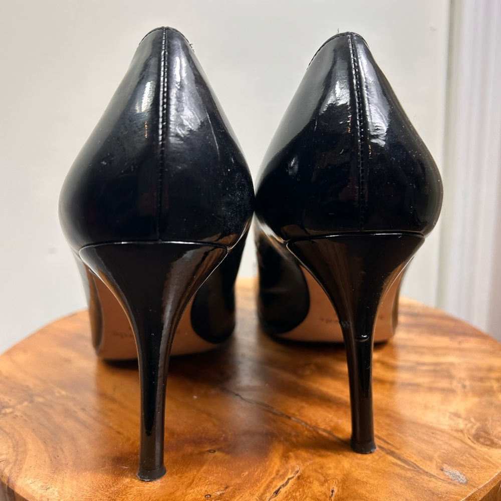 ♠️ Kate Spade Elegant Black Pumps with Gold Accent ♠️ - Picture 9 of 13